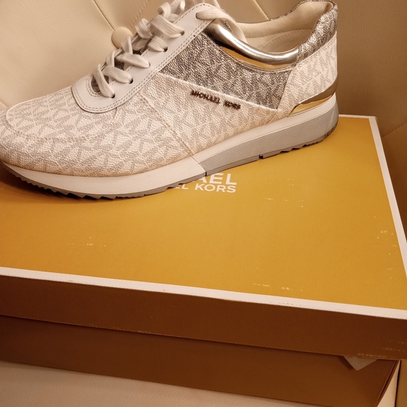 MK tennis shoes - Picture 4 of 4